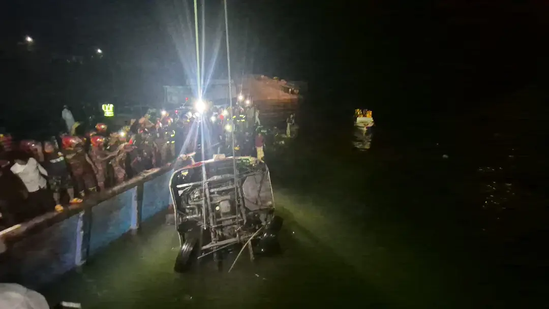 স্বজনদের আহাজারিতে ভারী হয়ে উঠেছে পদ্মার পাড়